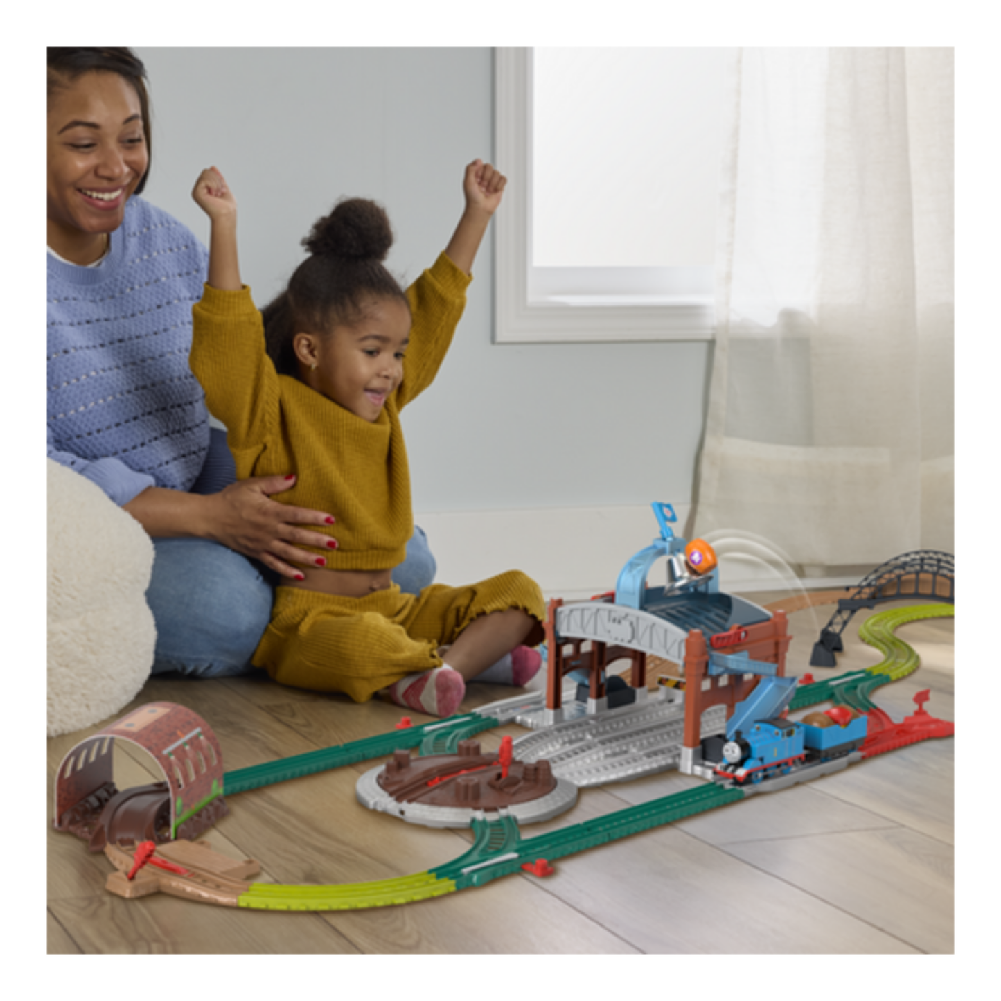 Thomas & Friends Toy Train Playset by Fisher-Price, Load & Launch Barrel Delivery with Classic Motorized Engine & Cargo Car, 18 Feet of Track