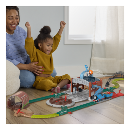 Thomas & Friends Toy Train Playset by Fisher-Price, Load & Launch Barrel Delivery with Classic Motorized Engine & Cargo Car, 18 Feet of Track