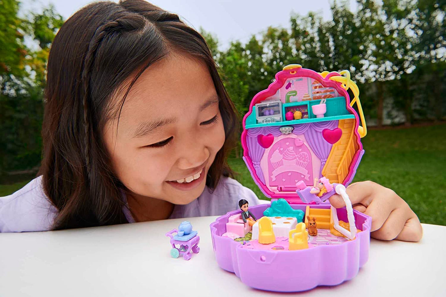 Polly Pocket Mini Toys, Something Sweet Cupcake Compact Playset with 2 Micro Dolls and 13 Accessories, Pocket World Travel Toys with Surprise Reveals