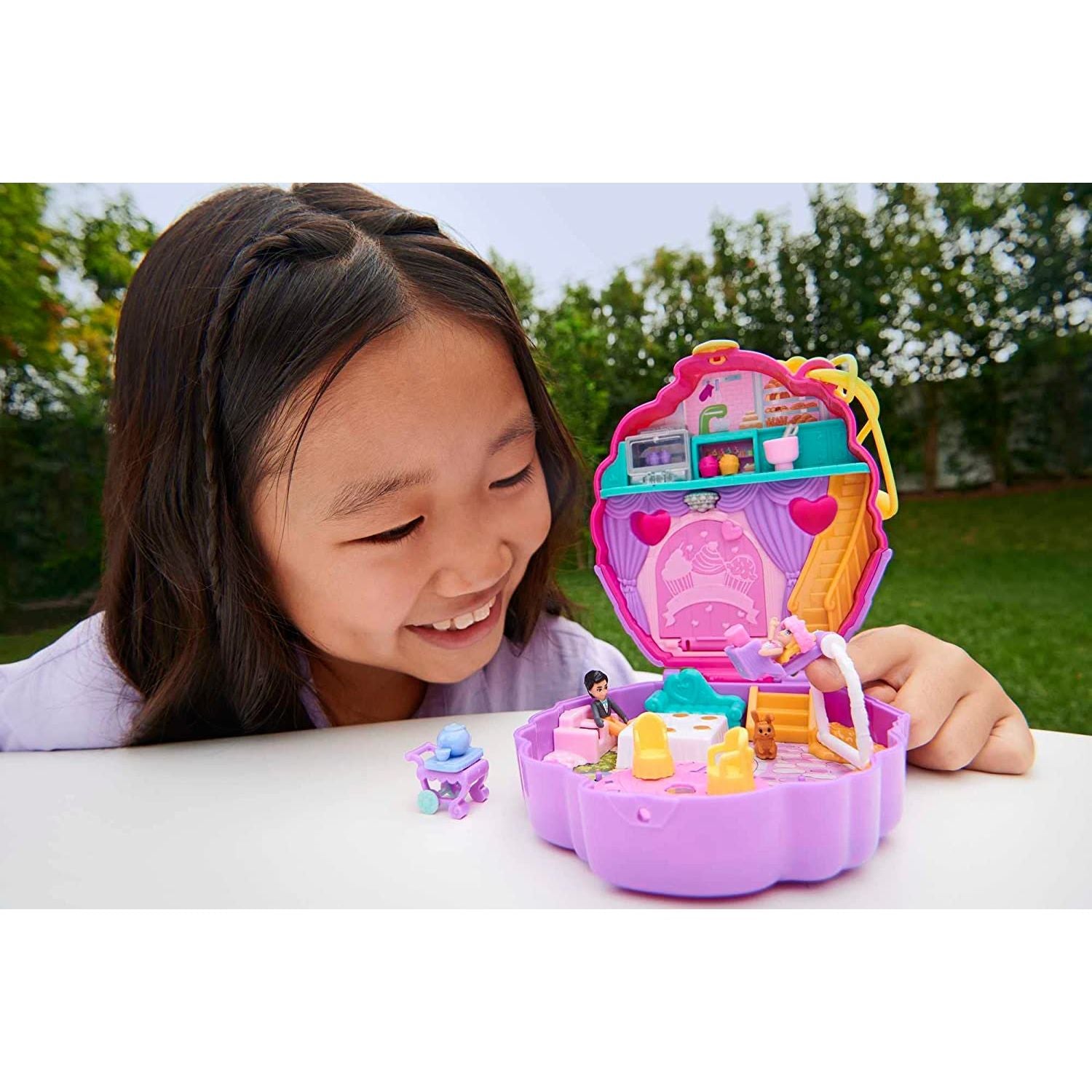 Polly Pocket Mini Toys, Something Sweet Cupcake Compact Playset with 2 Micro Dolls and 13 Accessories, Pocket World Travel Toys with Surprise Reveals